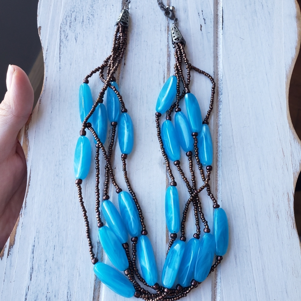 FREE WITH ANY PURCHASE 🥳3/$16🥳Beautiful beaded aqua color necklace.